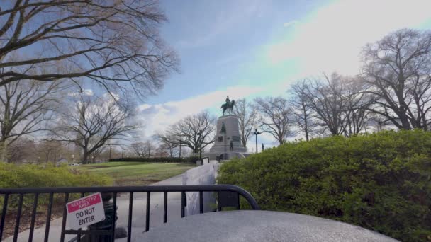 位于华盛顿市中心总统公园的威廉 蒂库姆塞 谢尔曼将军纪念碑 William Tecumseh Sherman Monument 是一座描绘著名的联邦内战将军的马术雕像 进入该网站受到限制 — 图库视频影像