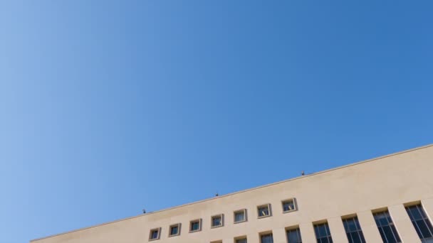 バレット プリティマン アメリカ コートハウスが冬の午後にワシントンD 中心街で見られた カメラは 青い空から南向きの入り口への傾きの動きをします 人はいない — ストック動画
