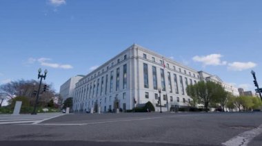 Washington 'daki Capitol Hill' deki Dirksen Senato Ofis Binası bir bahar günü C Street NW ve First Street NW kavşağında görüldü. Statik, düşük açılı, geniş açılı.. 