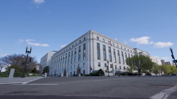 位于华盛顿特区国会山的迪克森参议院办公大楼 Dirksen Senate Office Building 在春天的一天从C街Nw和第一街Nw的交叉口可以看到 低角度 宽口径 — 图库视频影像