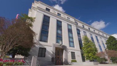 Washington 'daki Capitol Hill' deki Dirksen Senato Binası girişi Anayasa Bulvarı ve First Street NW kavşağından görüldü. Bir bahar günü. Düşük açılı geniş açı.