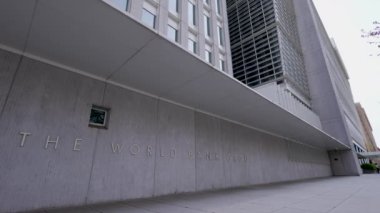 Washington, DC 'de bulunan finans kurumunun genel merkez binasının' Dünya Bankası Grubu 'için giriş işareti. Statik, düşük açılı geniş açılı çekim.