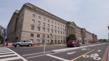 ABD Ticaret Bakanlığı Herbert C. Hoover Binası, Washington, D.C., E Street NW ve 15. caddenin kesiştiği yerden görülmektedir. Geniş açı