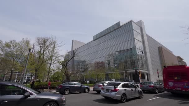 世界銀行グループは ワシントンDcのダウンタウンにある本部ビルです 19丁目Nwとペンシルベニア アベニューNwから撮影された静的 低角度のワイドショット — ストック動画