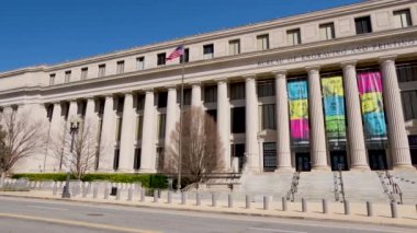 Washington DC şehir merkezindeki İşleme ve Baskı Bürosu (BEP) Raoul Wallenberg Place 'den (15. Cadde) güneşli bir kış günü görüldü. Kamera soldan sağa döner. Hiç kimse görünmüyor..