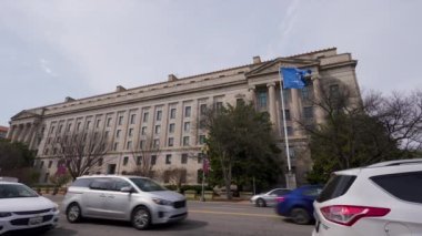 Washington, D.C. merkezindeki Robert F. Kennedy Adalet Bakanlığı NW Bulvarı 'ndan bir bahar günü. Statik geniş açı.