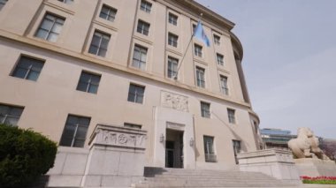 Washington, D.C. 'nin merkezindeki Federal Üçgen Alanı' ndaki FTC genel merkezi bir bahar günü Constitution Avenue NW girişinden görüldü. Statik, düşük açılı geniş açılı, insansız..