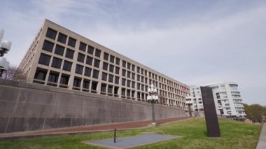 Washington, D.C. 'deki Birleşik Devletler Çalışma Bakanlığı Frances Perkins Binası geniş bir açıyla Constitution Avenue' dan görülüyor. Bu federal yürütme bölümü istihdam yasalarını yönetir.