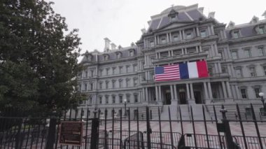 Washington, D.C. 'deki Eisenhower İcra Ofisi, Fransa Cumhurbaşkanı Emmanuel Macron' un ABD 'ye yaptığı devlet ziyareti onuruna büyük bir Amerikan ve Fransız Bayrağı ile süslenmiştir..