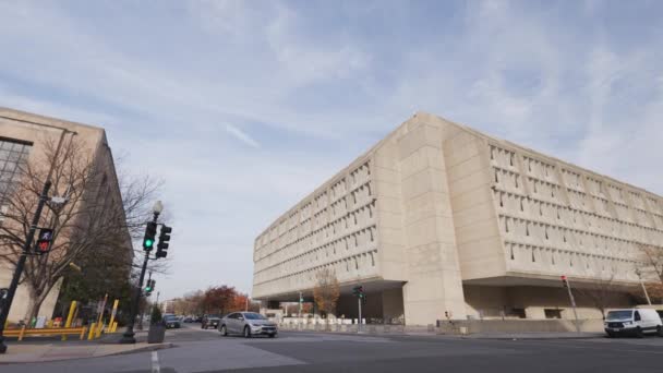 ハバート ハンフリービル米国ワシントンDcの保健福祉省本部は 秋の終わりの日にC通りSwと3番街Swから見られました カメラは右にパン — ストック動画