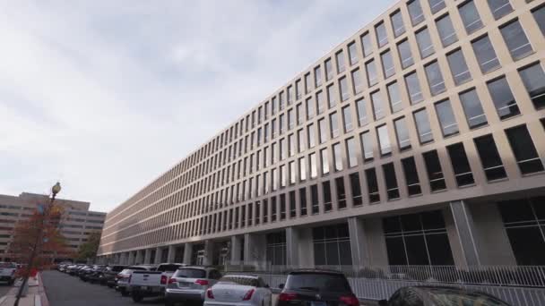 贝恩斯 约翰逊联邦大楼 Lyndon Baines Johnson Federal Building 位于华盛顿市中心的美国教育部总部 从大楼西南面C街拍摄的全景镜头 — 图库视频影像
