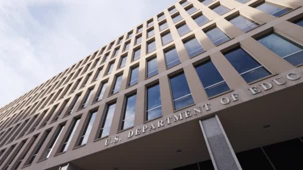 位于华盛顿市中心的美国教育部总部 贝恩斯 约翰逊大楼 由大楼西南面C街的标志拍摄的低角度全景照片 — 图库视频影像