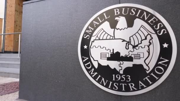 ワシントンDcの409 Third Swの代理店本部の正面にある米国中小企業局 Sba シールのパンニングショット Sbaは中小企業への支援を提供します — ストック動画