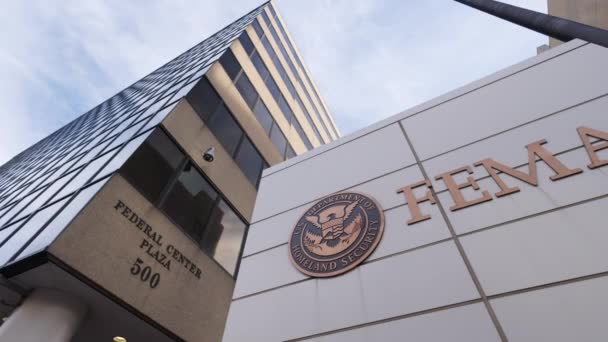 联邦紧急事务管理局 Fema 在华盛顿特区总部的印章和标志 该机构的使命是协调对美国灾害的反应 低角潘宁铅球 — 图库视频影像