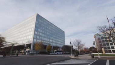 Washington DC 'de 9. ve C caddelerinden görülen Orville Wright Federal Binası FAA genel merkezi. Federal Havacılık İdaresi binaları Wright kardeşlerin öncülüğünü yapan havacılık öncülüğünden sonra adlandırılmıştır..
