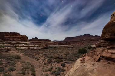 Utah 'taki Kanyonlar' ın Labirent Bölgesi Ulusal Parkı 'nda bulunan Horse Canyon' da gece vakti, ilkbaharda görüldü. Gökyüzü yıldızlarla dolu. Kurak çöl manzarası boş ve güzel.. 