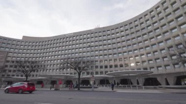 Washington, DC merkezindeki 451 7. Cadde SW 'de bulunan Robert C. Weaver Federal Binası' ndaki Birleşik Devletler Konut ve Kentsel Gelişim Merkezi. Kamera sola döner..