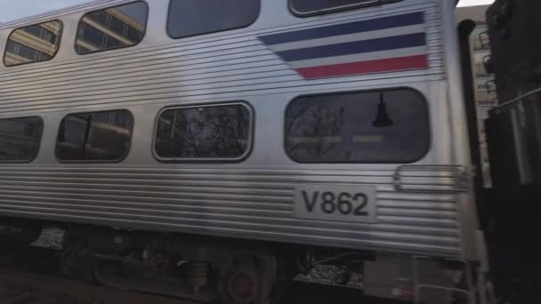 Потяг Залізничного Експреса Вірджинії Відправляється Залізничну Станцію Enfant Plaza Вашингтоні — стокове відео