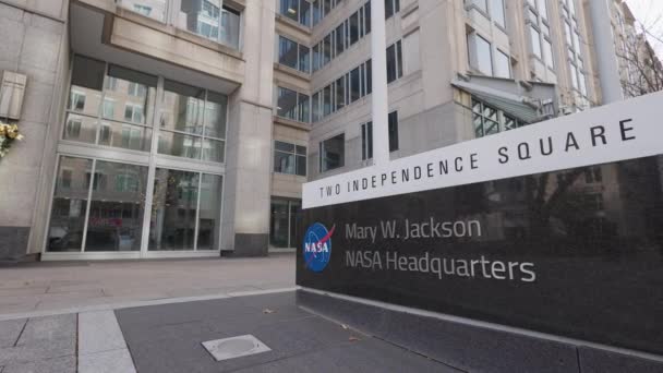 在华盛顿特区美国国家航空航天局 美国航天局 杰克逊总部大楼前签名 该机构负责管理空间计划 航空和空间研究 — 图库视频影像