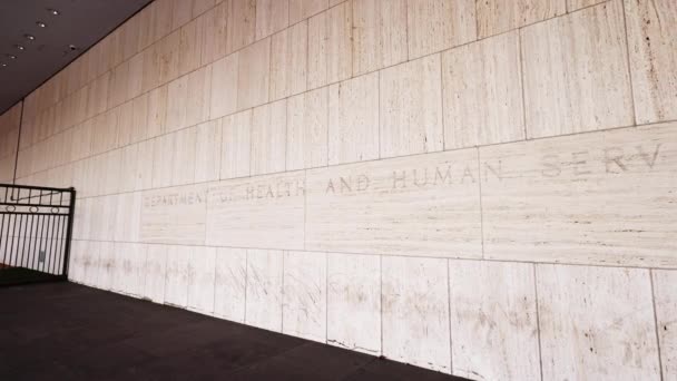 Tekst Departamentu Zdrowia Opieki Społecznej Wyryty Boku Budynku Huberta Humphrey — Wideo stockowe