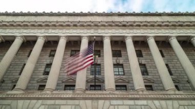 ABD Ticaret Bakanlığı (Herbert C. Hoover Building) Washington şehir merkezinde bulunmaktadır. Doğu cephesinin ve 14. Cadde 'nin girişinin hızlandırılmış bir çekimi..