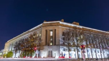 Birleşik Devletler Adalet Bakanlığı (Robert F. Kennedy Binası) gece Washington, DC şehir merkezindeki Pennsylvania Avenue NW 'den görülmektedir. Hızlandırılmış çekim eğildi..