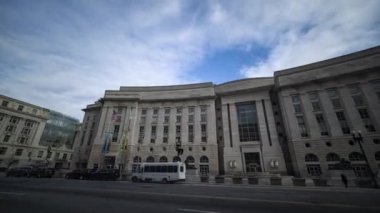 Ronald Reagan Binası ve Uluslararası Ticaret Merkezi, Washington şehir merkezindeki USAID ve Gümrük ve Sınır Devriyesi 'nin (CBP) merkezi. Hızlandırılmış çekim soldan sağa doğru işliyor.