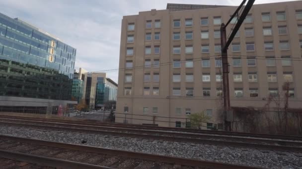 Ein Pendlerzug Des Virginia Railway Express Vre Erreicht Den Bahnhof — Stockvideo