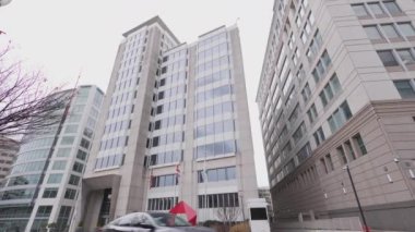 Federal Enerji Düzenleme Komisyonu (FERC) merkezi 888 First Street NE, Washington, DC 'de yer almaktadır. Ajans, ABD 'de elektrik, doğal gaz ve petrol naklini düzenler.