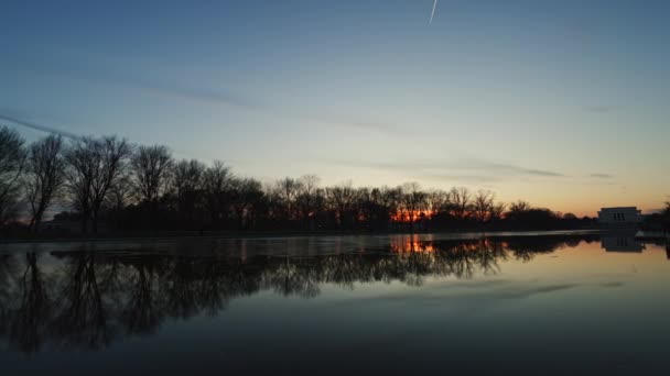 ワシントンD のリンカーン記念館と反射プールは 冬至に沈む太陽として この美しいストック映像クリップで捉えられています カメラは左から右へ — ストック動画