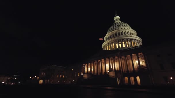 位于华盛顿特区的美国国会大厦在秋末的深夜被摄像机从左到右拍成了超宽的照片 — 图库视频影像