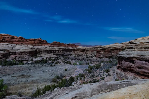 Utah 'taki Canyonlands Ulusal Parkı' nın Labirent Bölgesi 'nde bulunan Su Kanyonu' nun üzerinde yıldızlı bir gece göğü..