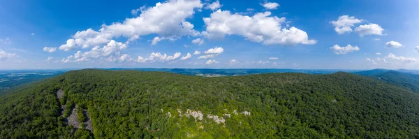 Annapolis Rock ve South Mountain 'ın Washington County, Maryland' deki hava manzarası. Yaz mevsimi.