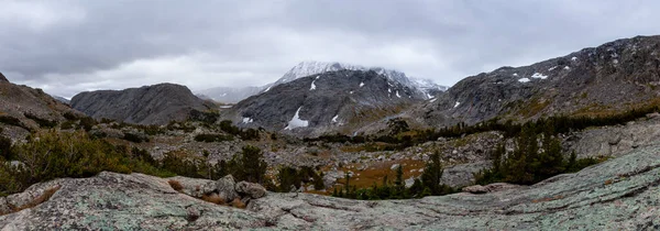 Wyoming 'in Wind River Range bölgesindeki Bull Lake Creek' in North Fork 'unda kar fırtınası sonrası oluşan panoramik bir çekim. Göl 10730 ve 10790 uzaklıktan görülüyor..