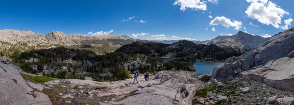 Üç erkek gezgin Wyoming 'deki Wind River Sıradağları' nda Douglas Tepesi 'nin kuzeydoğusundaki bir kaya yüzeyine tırmanıyor. Panoramik derleme