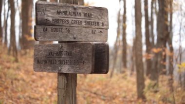 Virginia 'daki George Washington Ulusal Ormanı' nın Üç Tepe Yabanı 'ndaki Appalachian Patikası ve Mau Har Yolu' nun kesişiminde bu iki yolun kavşağını gösteren bir işaret var..