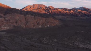 Yukarıdan çekilen günbatımı görüntülerine göre Panamint Dağ Sıradağları Panamint Vadisi, Kaliforniya 'daki Ballarat Hayalet Kasabası yakınlarında günbatımı ışıklarıyla aydınlatılıyor.. 