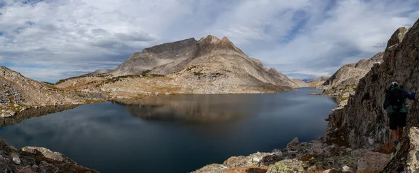 Bir grup gezgin, Wyoming 'in Rüzgâr Nehri Sıradağları' ndaki Long Lake (10683 Gölü) çevresinde dolaşır. Victor Dağı gölün karşısında görüldü..