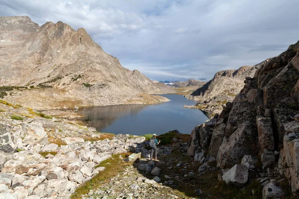 Wyoming 'in Wind River Range bölgesindeki Long Lake' in (10147 USFS Haritası) güney ucuna yaklaşan bir kadın sırt çantası..