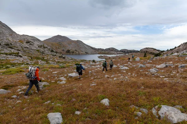 Bir grup gezgin Wyoming 'in Wind River Range bölgesindeki Avrupa Kanyon Patikası' nın güneybatısında yürüyüş yapıyor. Arka planda Medina Dağı ve 10542 Gölü görülüyor..