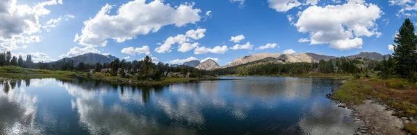 Wyoming 'in Rüzgar Nehri Sıradağları' ndaki Kafatası Gölü 'nün HDR panoraması. Uzakta, soldan sağa, Mt. Geikie, Mt. Hooker, Piramit Tepesi ve Dike Dağı görünüyor..