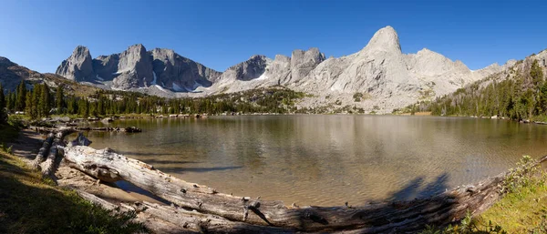 Wyoming 'in Rüzgar Nehri Range' indeki Kuleler Sirki ve Yalnız Göl 'ün panoramik bir çekimi.. 