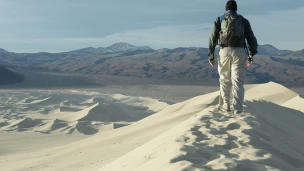 Manlig Vandrare Promenerar Över Eureka Sanddynerna Vid Soluppgången Death Valley — Stockvideo