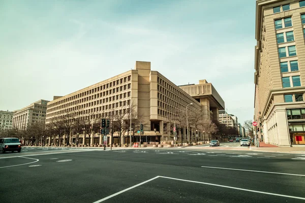J. Edgar Hoover Binası, Federal Soruşturma Bürosu (FBI) merkezi, Washington, DC, Pennsylvania Avenue NW ve 9..
