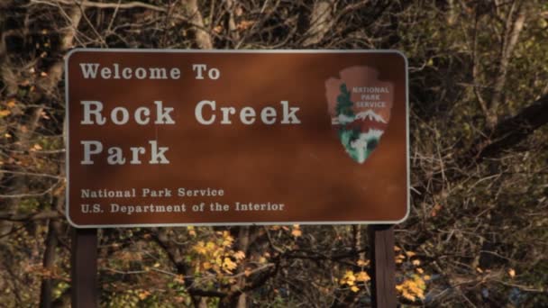 Close Welcome Rock Creek Park Sign Porter Street Washington Autumn — Αρχείο Βίντεο