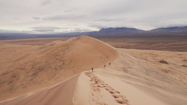 Three Adventurous Hikers Traverse Ridge Majestic Kelso Dunes California Mojave — Stock Video