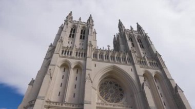 Washington, DC 'deki Washington Ulusal Katedrali, Saint Peter Katedrali ve Washington Piskoposluğu' ndaki Saint Paul Katedrali olarak da bilinir. Düşük açılı çekimler.