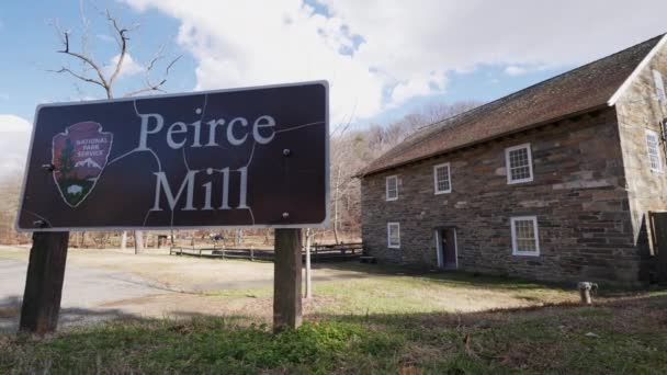 National Park Service Peirce Mill Sign Historic Mill Building Rock — Vídeos de Stock
