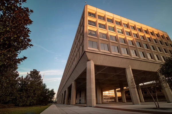 James V. Forrestal Binası 'ndaki altın saat, Birleşik Devletler Enerji Bakanlığı' nın merkezi, Washington, DC şehir merkezinde, gün batımında..