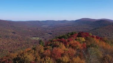 Virginia / Batı Virginia sınırında Tibbet topuzu yörüngesinde bir hava çekimi. Arka planda Büyük Kuzey Dağı, Alabalık Koşu Vadisi ve Shenandoah Vadisi görülüyor. Ağaçlarda sonbahar renkleri görülür.